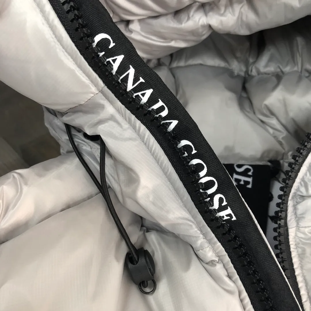 P880 Canada Goose/Canada Goose 2023 limited new Crofton bread down jacket for men and women] Exclusive design concept on the entire network: Canadian brand Canada Goose has always been recognized as the warmest down jacket, and various IS celebrities, Internet celebrities, and celebrities often wear it for street photos. I make Canada Goose every year, but I still can’t get rid of my love for the big geese. No matter how cold the days are, there is no need to be afraid, because there are big geese! Filled with 90% white duck down, Canada Goose is the legendary warmest down jacket and is known as a must-have for Arctic outdoor sports! The most popular down jacket in the world, celebrities are rushing to buy it, it is a must-have! Fabric + Features: ✅ Made of Japanese thermal fabric, with good thermal insulation performance, waterproof and windproof. Wear a hat when going out in the rainy season to keep warm and keep out the rain. ✅ It is filled with 90% international white duck down. The filling amount is much more than any other clothes on the market. Only in this way can it be full and the touch will be very soft. ✅ The original custom-made fabric is made of recycled Feather-Light tear-resistant fabric, which is ultra-light and has no weight-bearing feeling on the upper body and ensures the feel and bulkiness. The interior is made of nylon ylon double-layer sealing design, which will not cause any velvet leakage. The cold-proof effect is as high as level 4. ✅ The zipper is customized from Yoshida YKK factory, with clear engraving and perfect smooth texture. ✅Stand-collar hooded drawstring design achieves double warmth retention effect. ✅The inner ➕ has a waistband design and the waistband has logo embroidery to fit the body better and provide double windproof effect. ✅All accessories are 1:1 original factory. ✅ Imported Behringer embroidery machine to customize the 10,000-needle embroidery logo, 100% restored to the original product. ✅ Collar label, washed label, hang tag, zipper cord, pocket label, back label, collar velvet, Velcro fasteners, all details of the cuffs are authentic, and the hang tags and anti-counterfeiting labels are complete ✅ The cuffs are made of thickened seamless threads, which are warm and comfortable. Craftsmanship: Crofton loaf, the latest style in 2023, with cold protection effect up to level 4, made of recycled Feather-Light tear-resistant fabric, ultra-light, and no weight-bearing feeling on the upper body! The unique black label highlights your temperament‼ ️Color: black silver gray Size: S～XXL